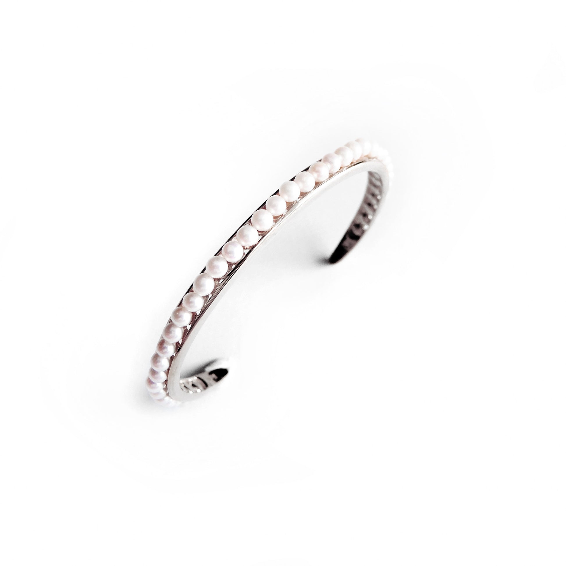 Pearls Bangle - Chainless Brain