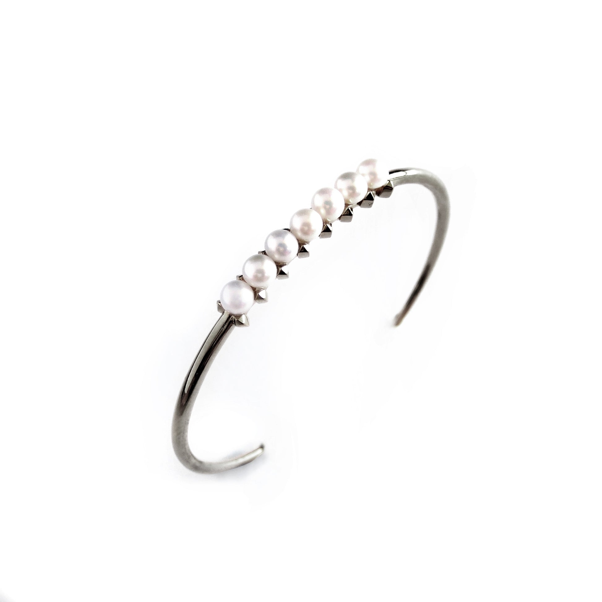 Pearls Studs Cuff - Chainless Brain
