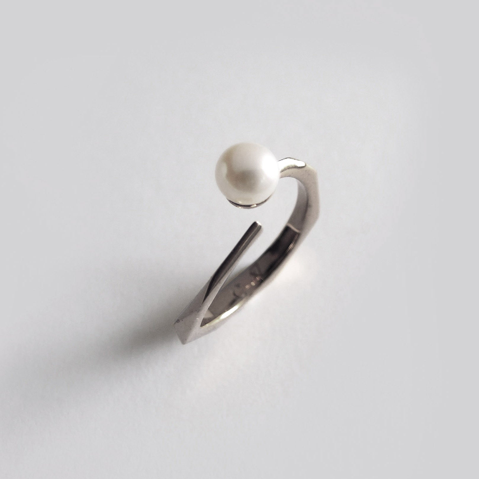 Pearl Facet Ring (Dark Silver) - Chainless Brain