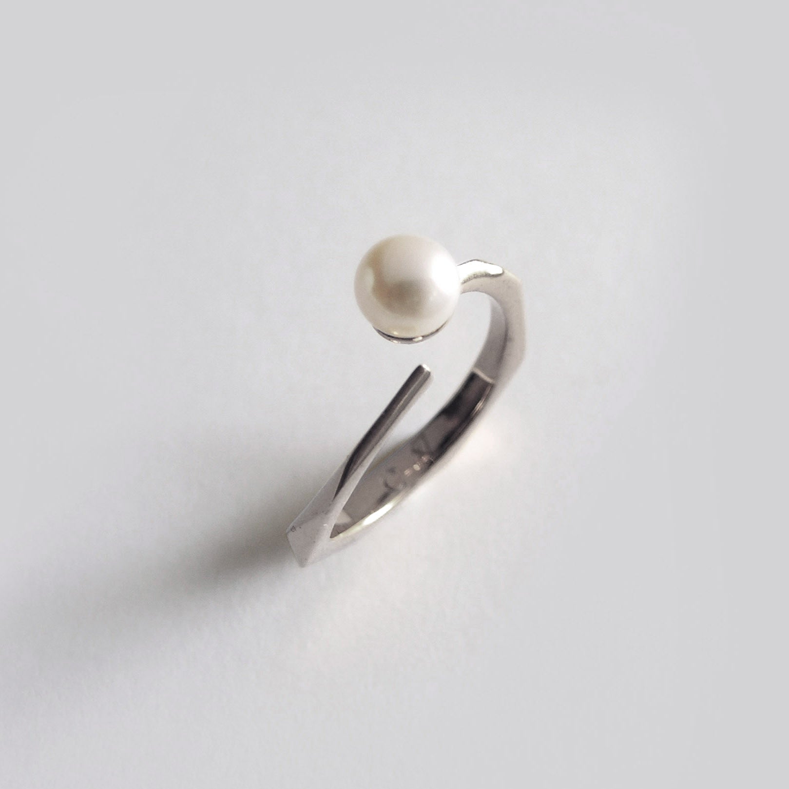 Pearl Facet Ring (Silver) - Chainless Brain