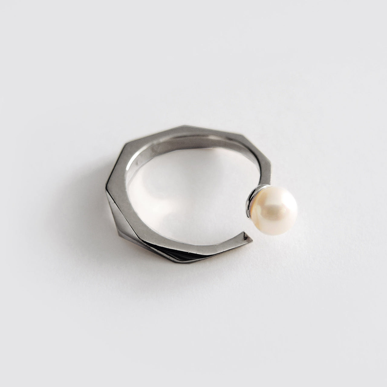 Pearl Facet Ring (Dark Silver) - Chainless Brain
