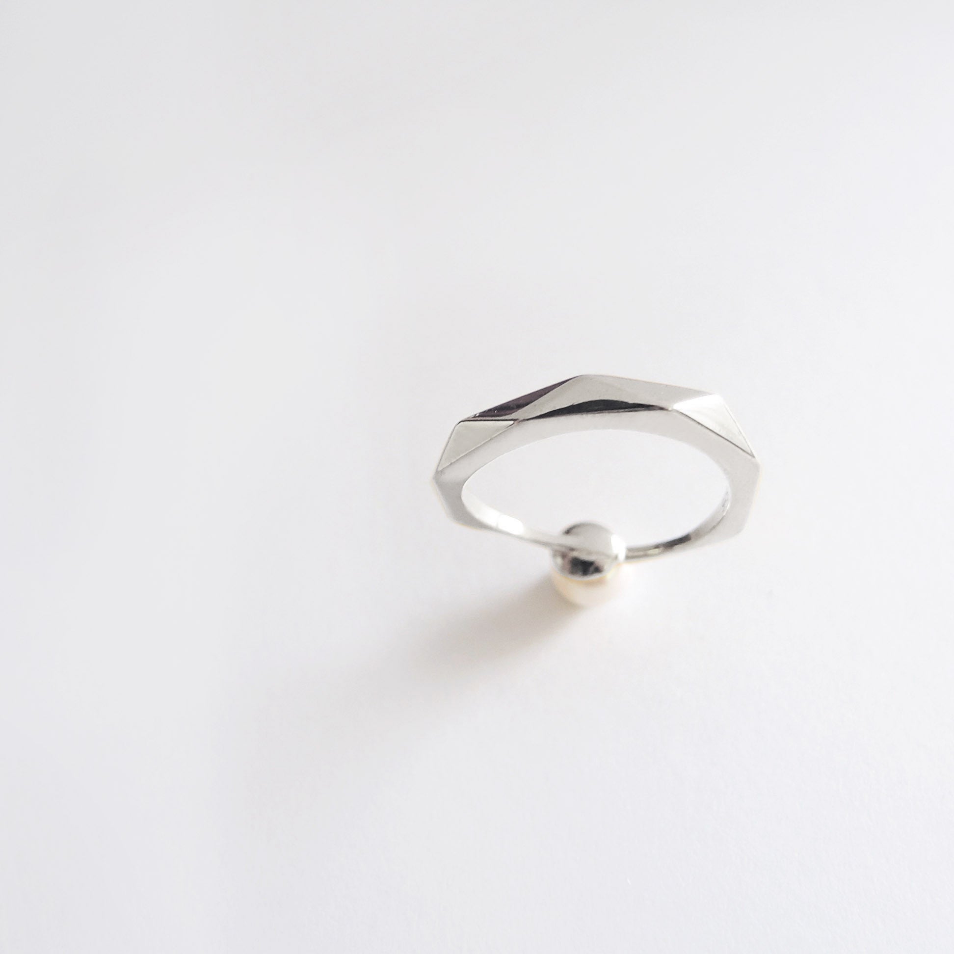 Pearl Facet Ring (Silver) - Chainless Brain