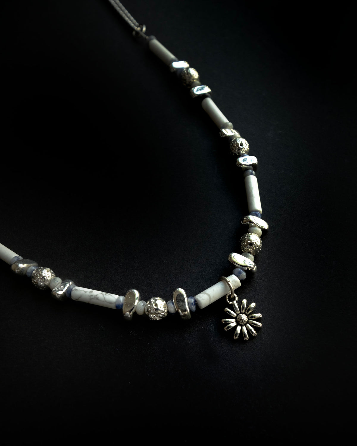 Silver Daisy Beaded Necklace - AELV.CO