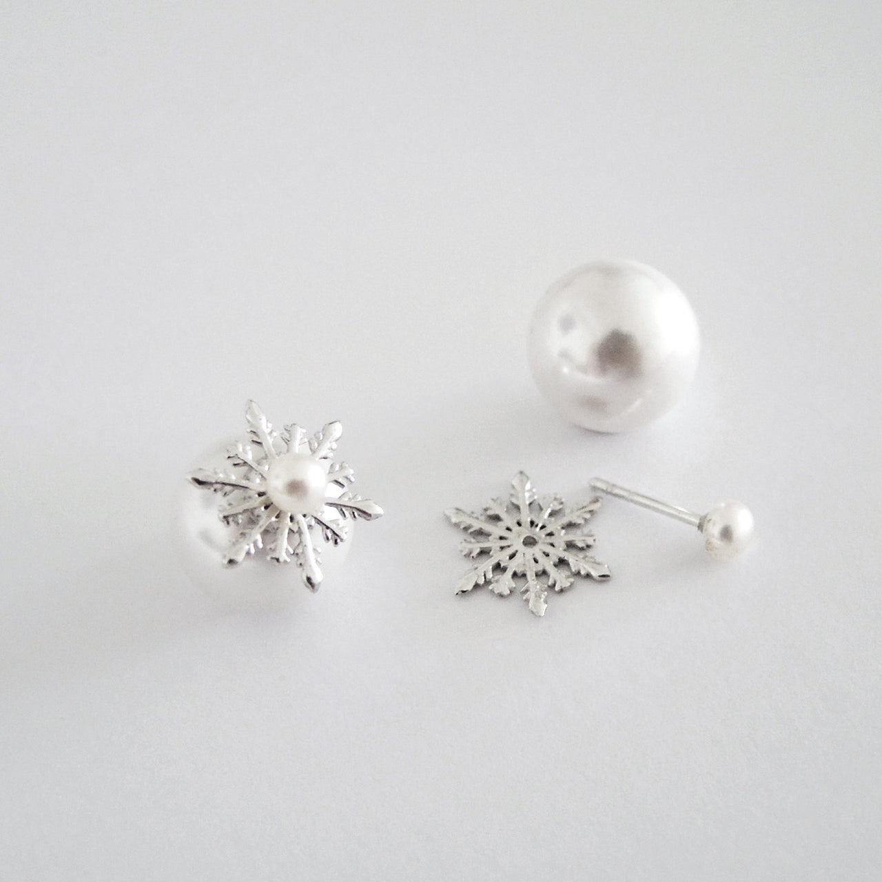 Detachable Snowflake Earrings (Pearl) - Chainless Brain