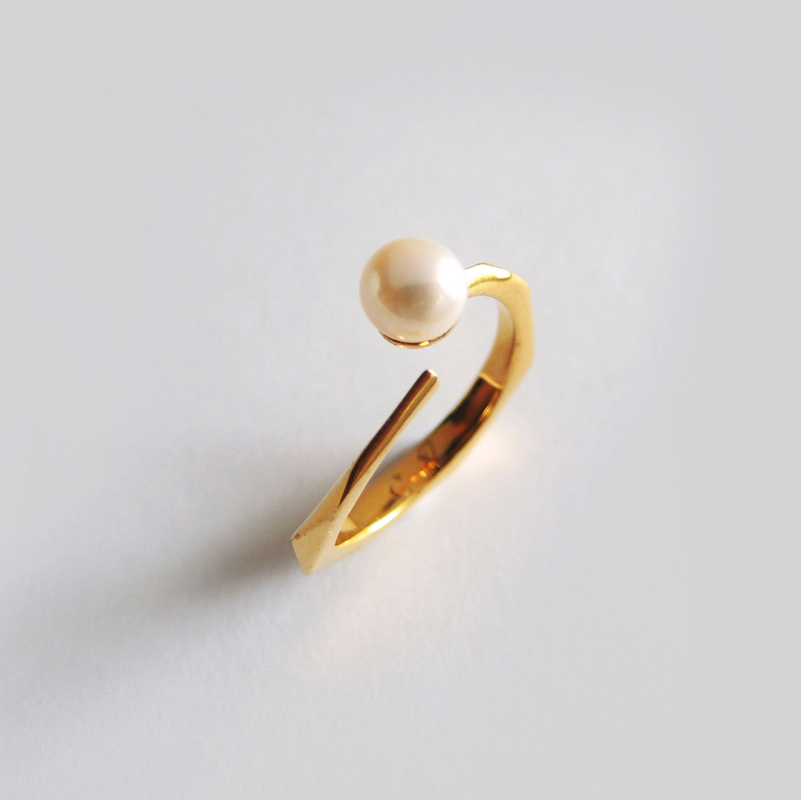 Pearl Facet Ring (Yellow Gold) - Chainless Brain