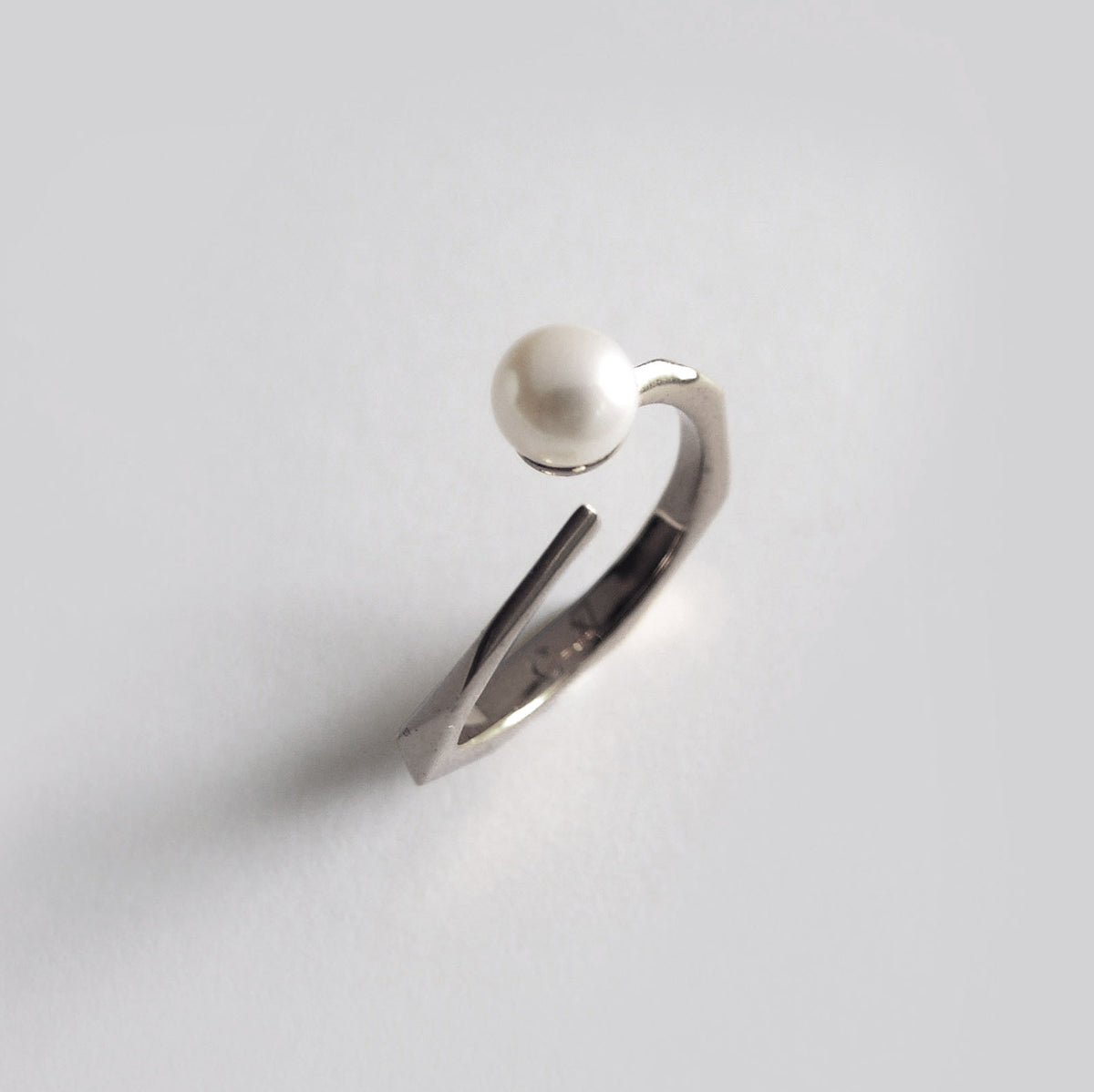 Pearl Facet Ring (Dark Silver) - Chainless Brain