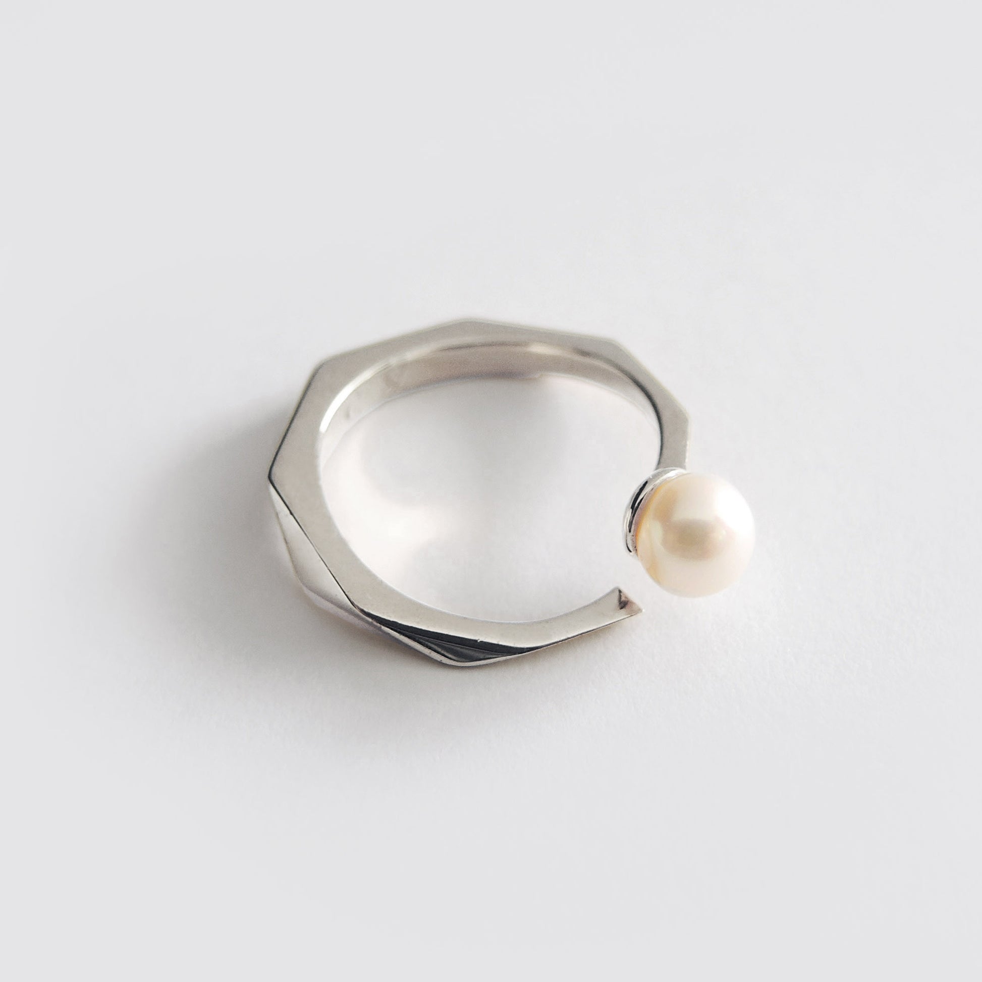 Pearl Facet Ring (Silver) - Chainless Brain