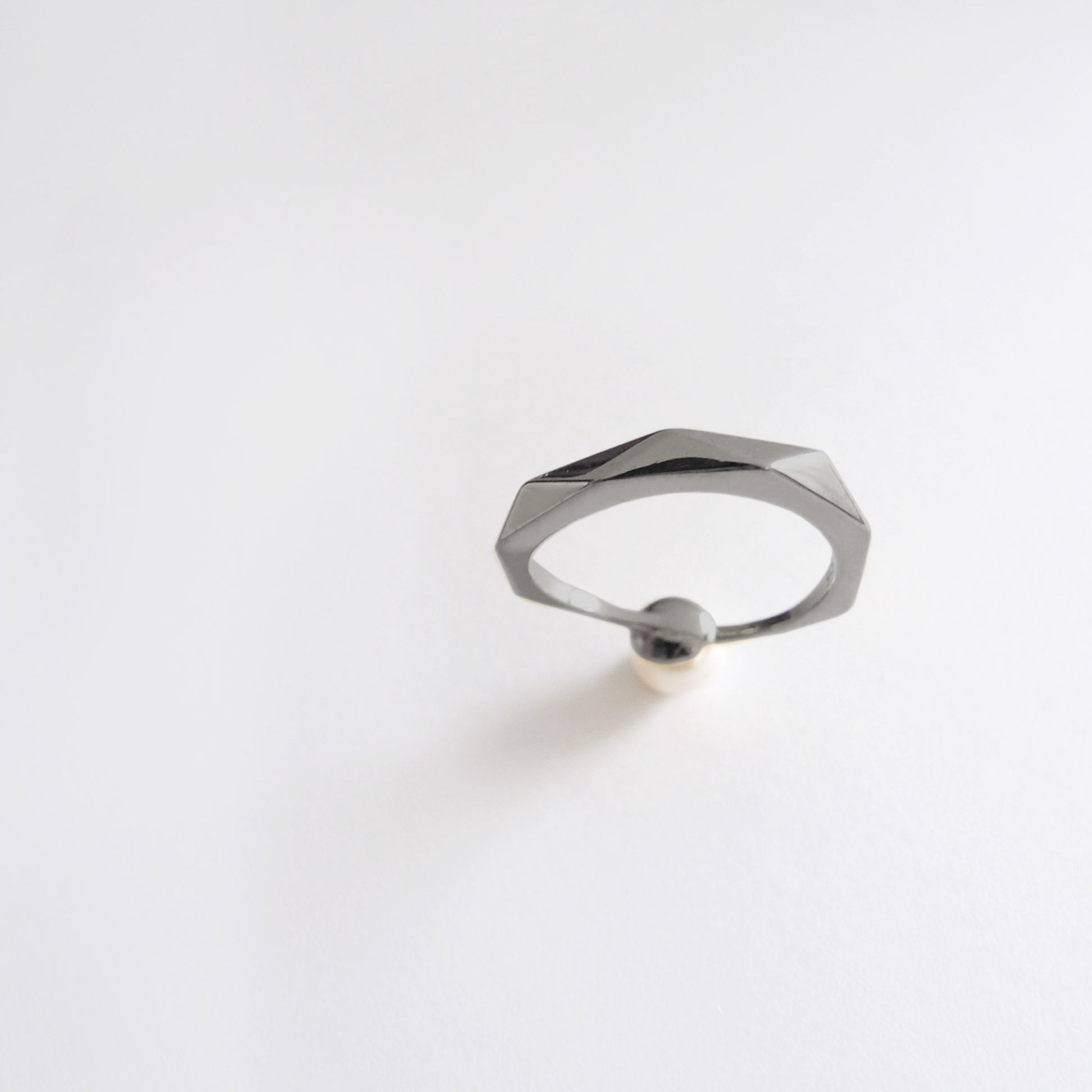 Pearl Facet Ring (Dark Silver) - Chainless Brain
